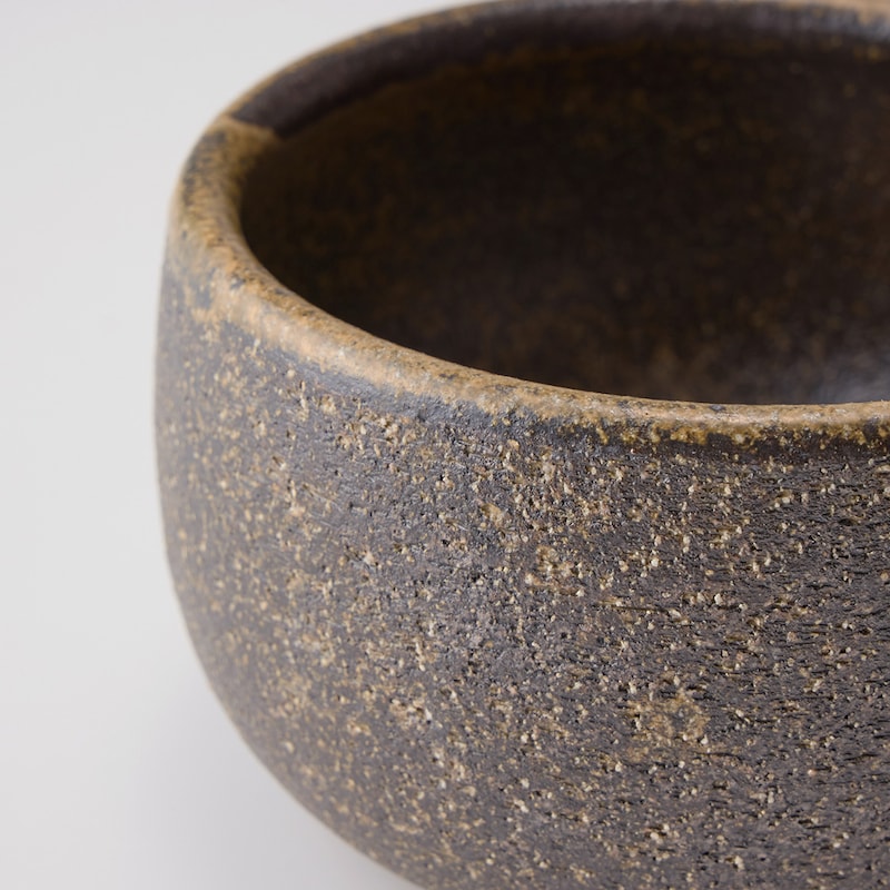 陶器ならではの微細な気孔が、余分な水分を吸収・放出し、ご飯の乾燥を防ぎます