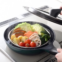 お手持ちのフライパンにのせるだけで蒸し器に変身！
