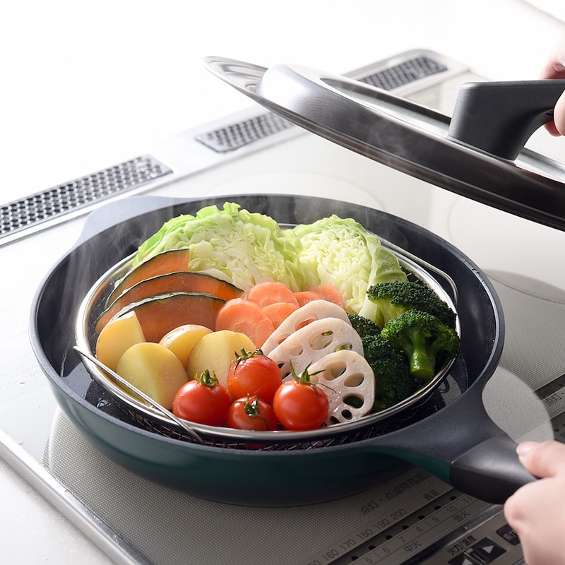 お手持ちのフライパンにのせるだけで蒸し器に変身！