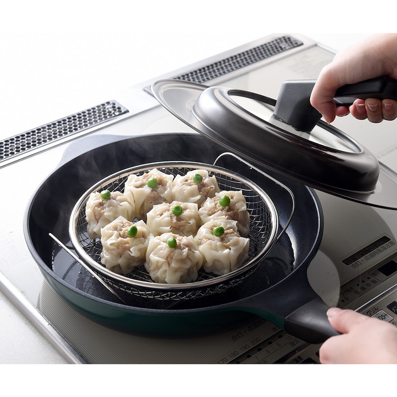 フライパンに水を入れてセット後、蓋をして蒸すだけ