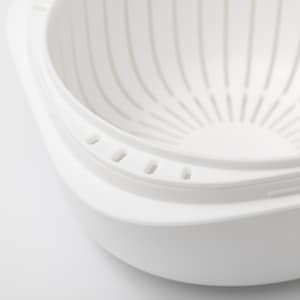下に落ちた余分な水分が蒸気となって、ザルに空いた穴から効率よく循環させる構造