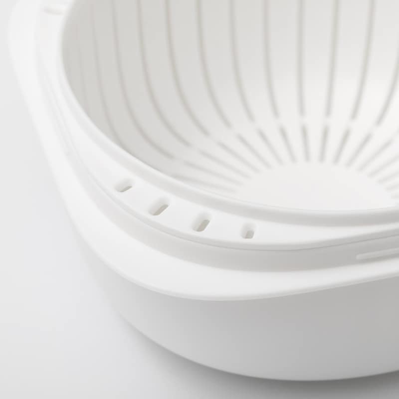 下に落ちた余分な水分が蒸気となって、ザルに空いた穴から効率よく循環させる構造