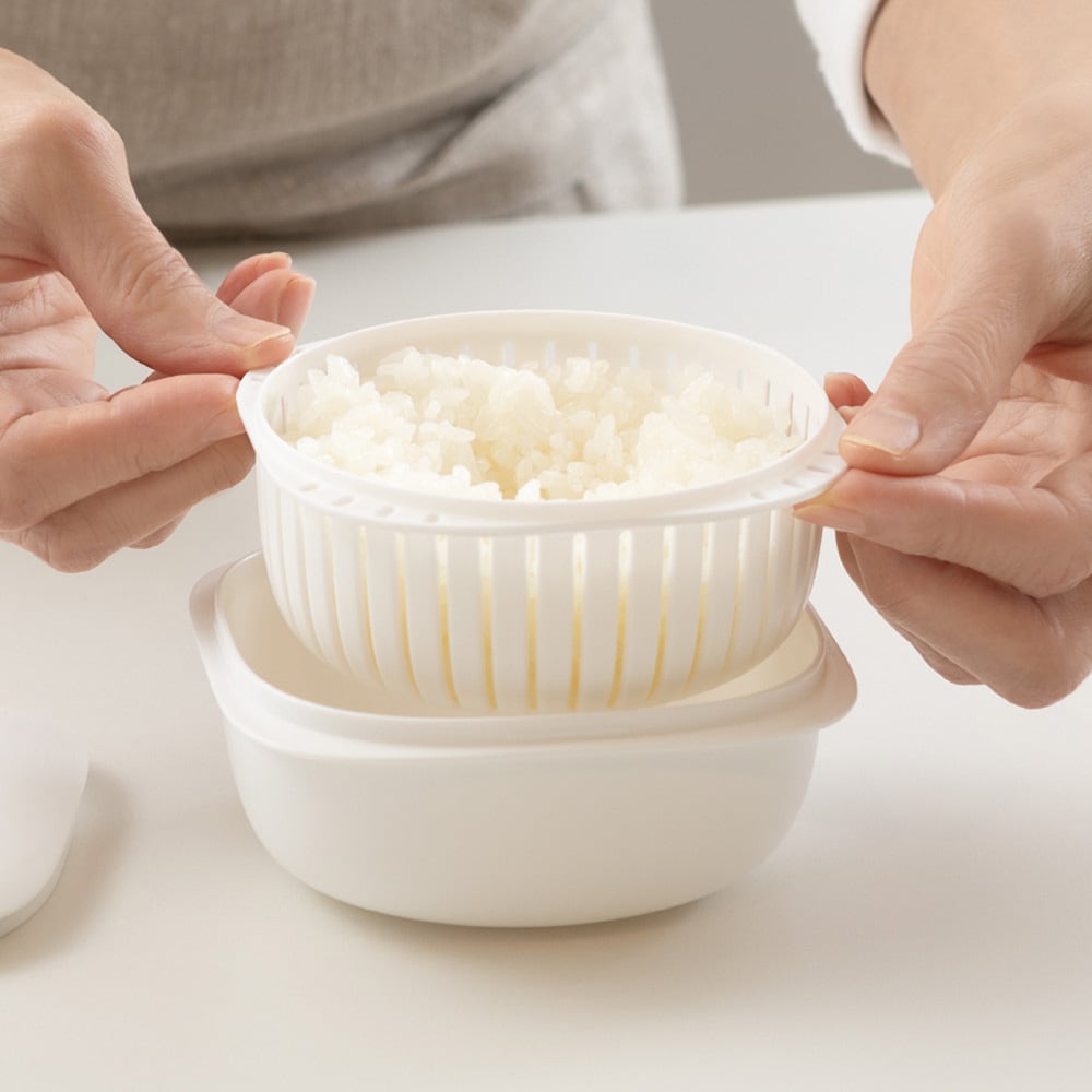 丸いザルを持ち上げればお茶碗にごはんを移しやすい