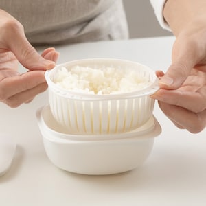 丸いザルを持ち上げればお茶碗にごはんを移しやすい