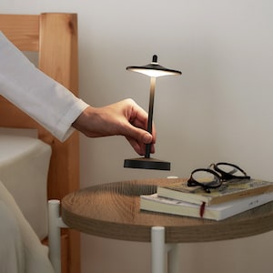 【ディ クラッセ/DI CLASSE】コンパクトで持ち運びやすい充電式ポータブルランプ「パーラ/Pala」
