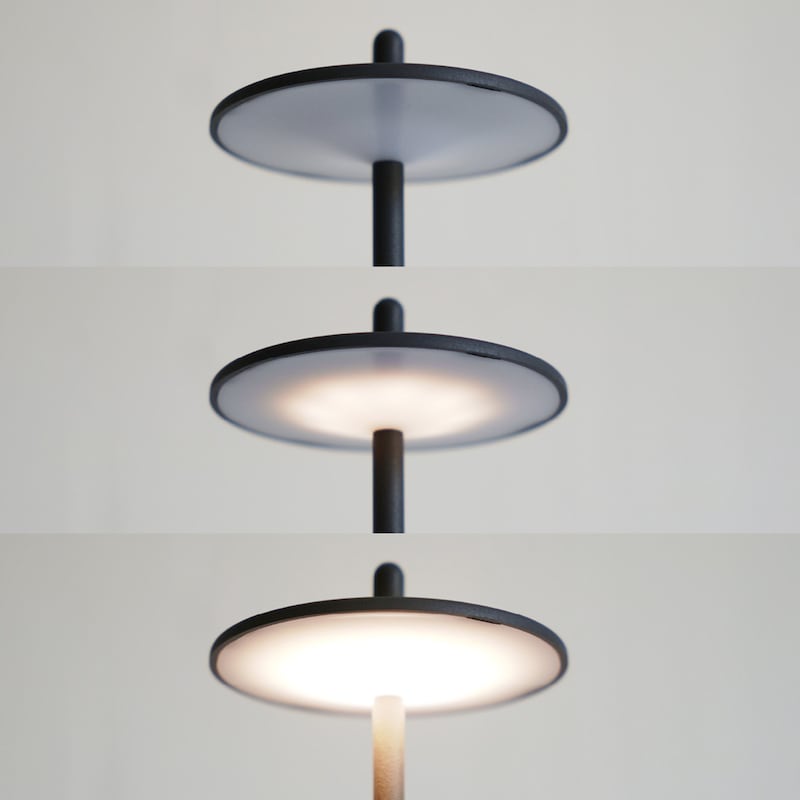 ランプシェードの上部をタッチするとON/OFF、長押しで無段階調光ができます