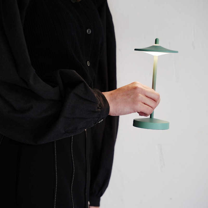 200gと軽量で充電式なので、持ち運びも簡単