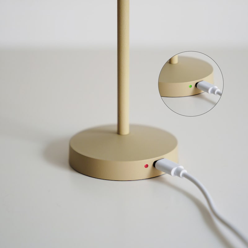 付属のケーブルでUSB type-Cで充電可能