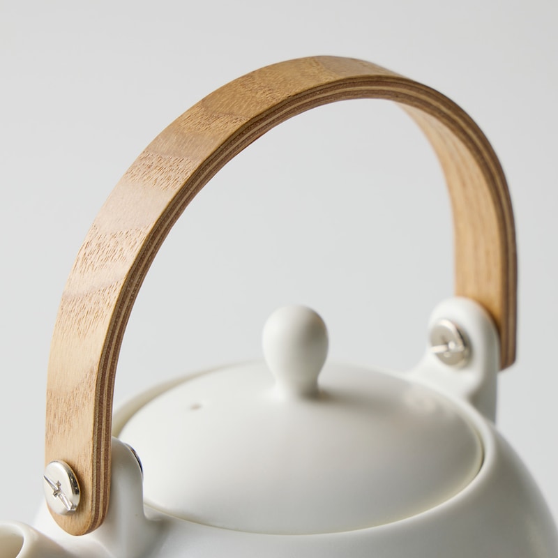 天然木の持ち手がアクセント。マットな質感が上品