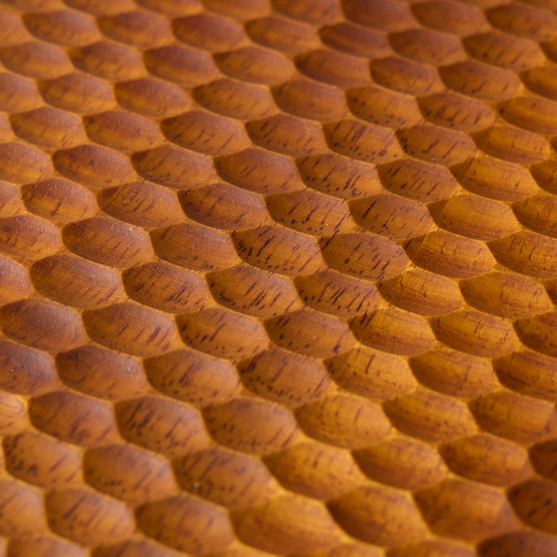 一つ一つ職人が手作業で削り出しています