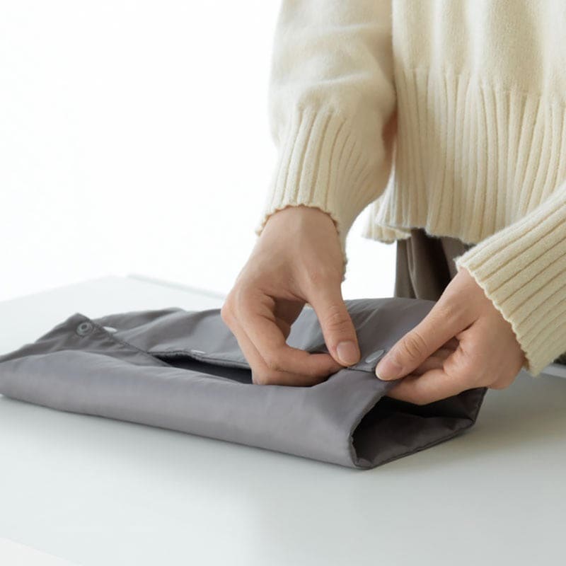 4つスナップを留めて両手を入れてハンドウォーマーに