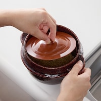 専用中蓋は、熱を閉じこめて玄米をやわらかく食味よくするはたらきがあります