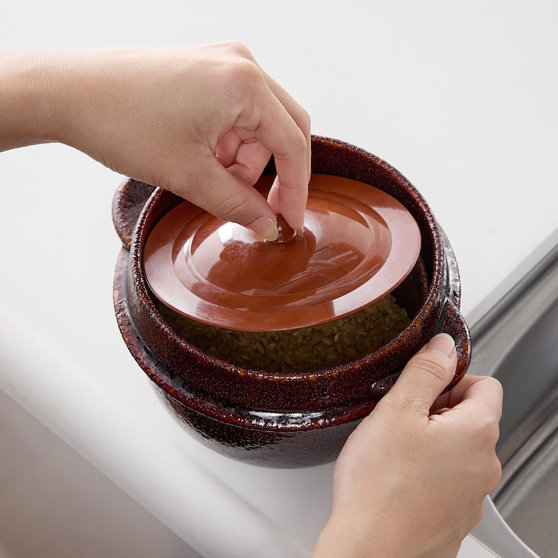 専用中蓋は、熱を閉じこめて玄米をやわらかく食味よくするはたらきがあります