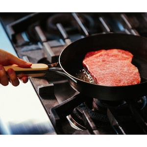 鉄ならではの香ばしい焼き上がりに。ステーキのような焼く調理で真価を発揮します
