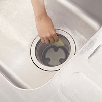 汚い排水口を掃除したスポンジは、再利用したくないからごみ箱に！