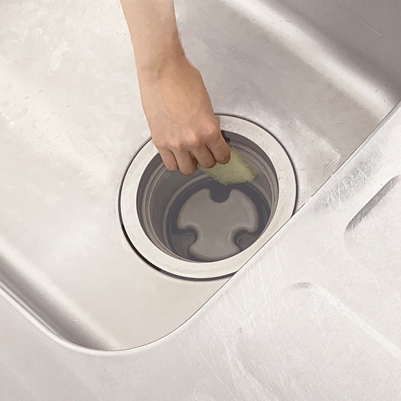 汚い排水口を掃除したスポンジは、再利用したくないからごみ箱に！