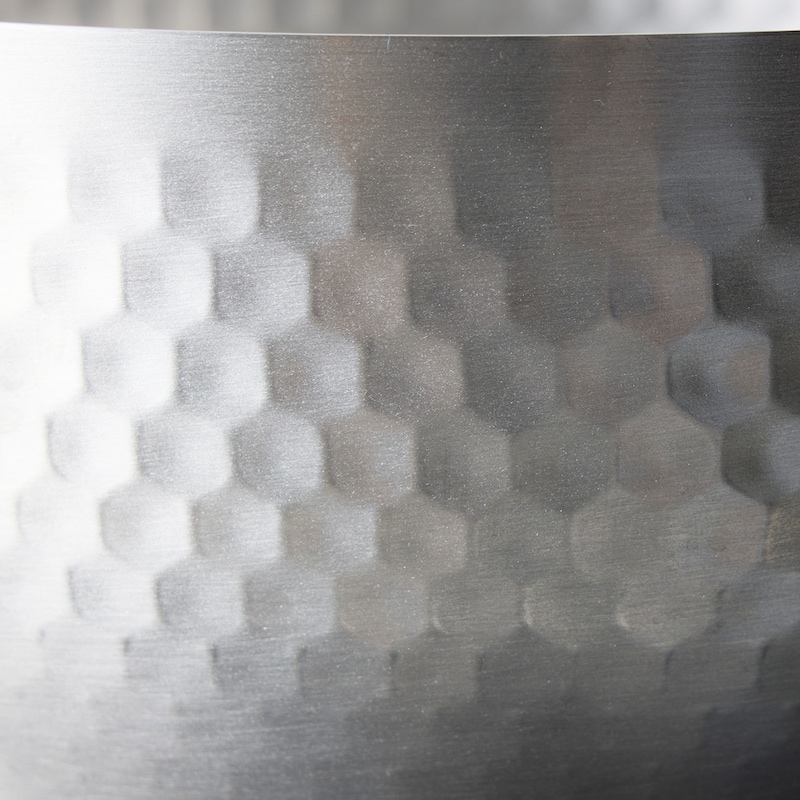 表面積が広がり熱伝導率が向上させる表面の槌目模様