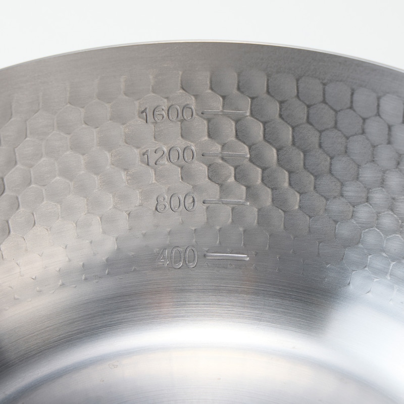 内側には水量の目安がわかる目盛付き。計量カップを使わないから洗い物が少なく済みます