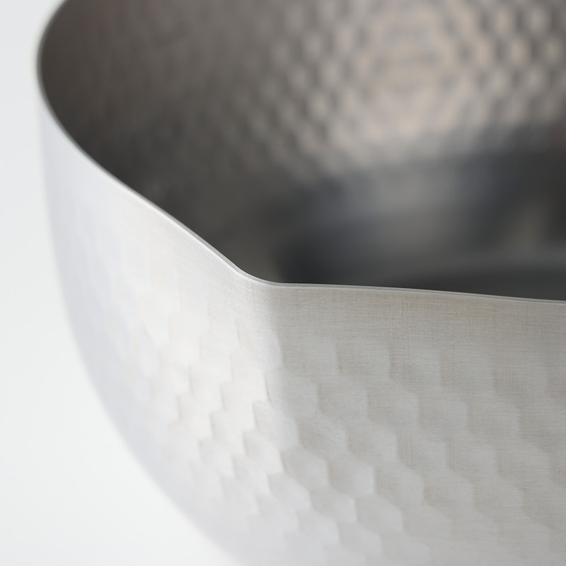 鍋の左右どちらにも注ぎ口が付いているため、利き手に関わらず汁物を注ぐことが可能