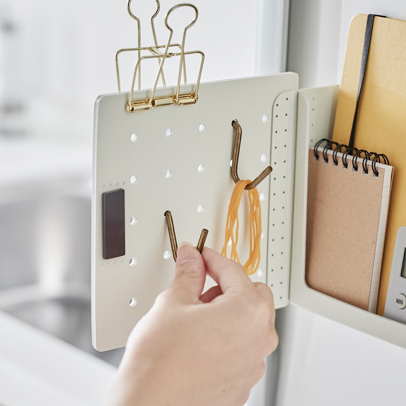 ペグボード仕様の扉は付属のL字フックの吊り下げ位置を自由に調整できます