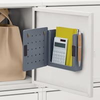 オフィスのロッカーで電卓やメモ、ペンなどの収納に