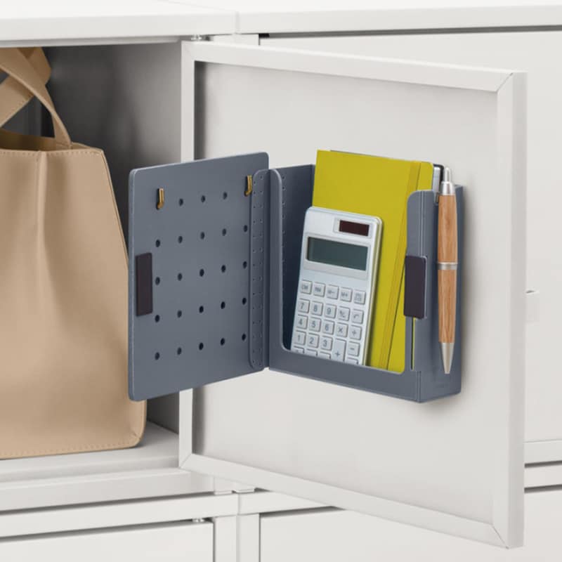 オフィスのロッカーで電卓やメモ、ペンなどの収納に