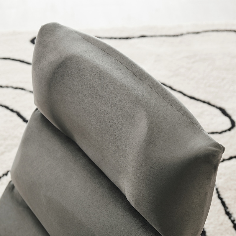 頭・首の収まりが良い立体的な頭部/グレー