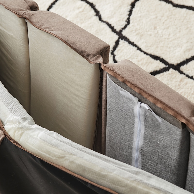 フィット感と耐久性にこだわり、背もたれと座面に異なる硬さのウレタンを使用