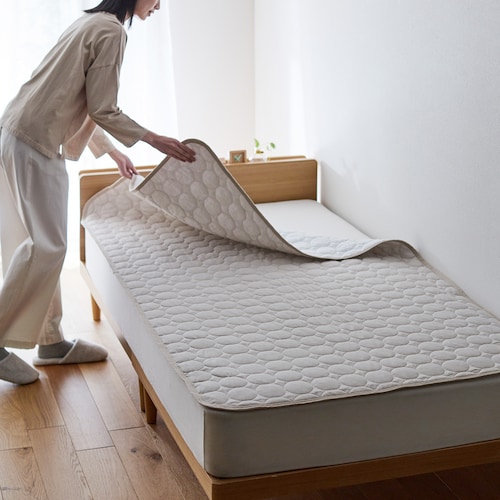 やわらかな綿ガーゼの取り換え簡単！置くだけ敷きパッド