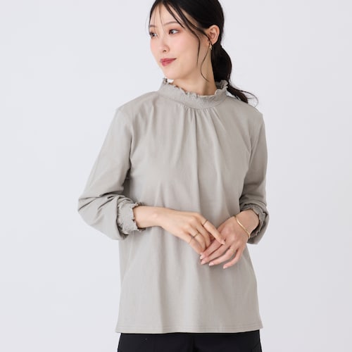 綿素材のハイネックシャーリングブラウス