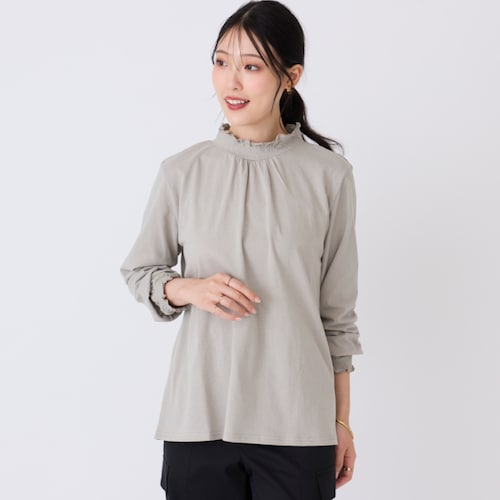 綿素材のハイネックシャーリングブラウス