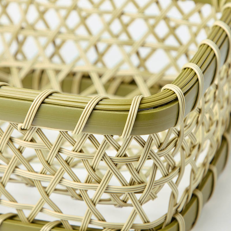 まるで本物の竹細工のような、手編みの編み模様のデザインがポイント