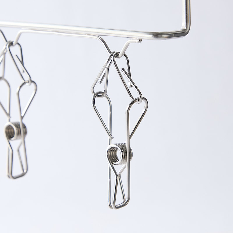 軽い力でも開きやすいステンレス製のピンチを採用