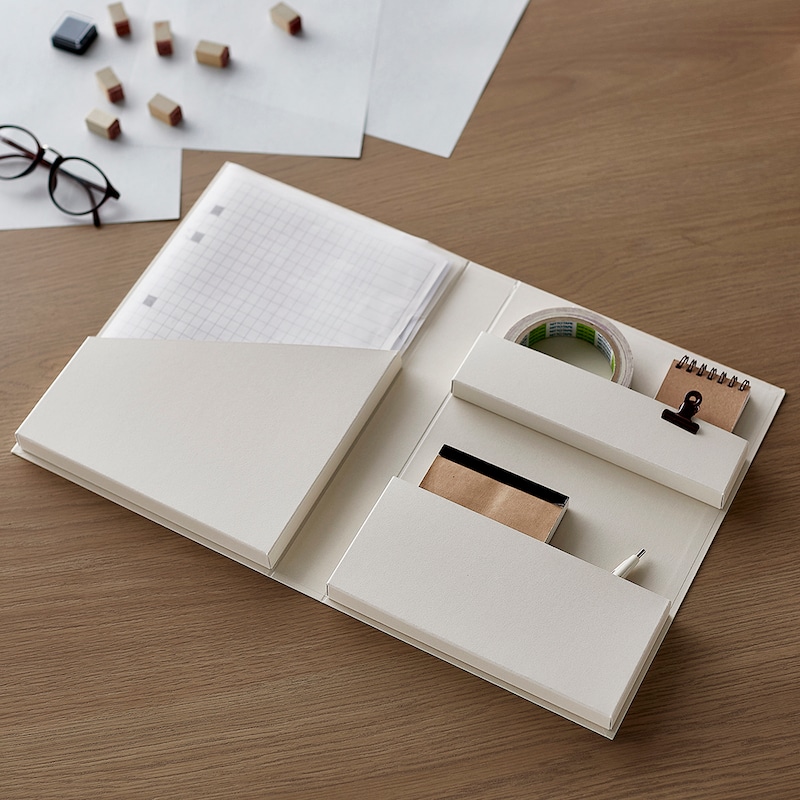 ベージュ・三分別：3つのポケットで作品を収納。小さなポケットには塗り絵や手紙など細かい物も。