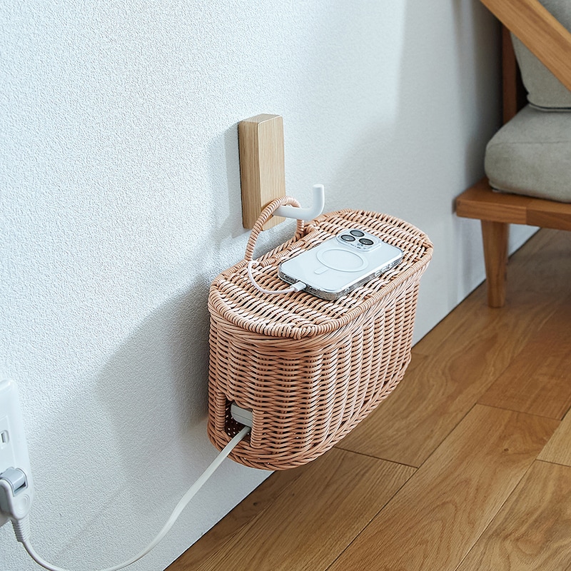 コードを隙間から出して、フタの上に置いて充電することも可能