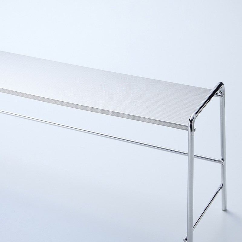 汚れ・傷に強いエンボス加工ステンレス天板。取り外して食洗機で丸洗いでき、お手入れ簡単