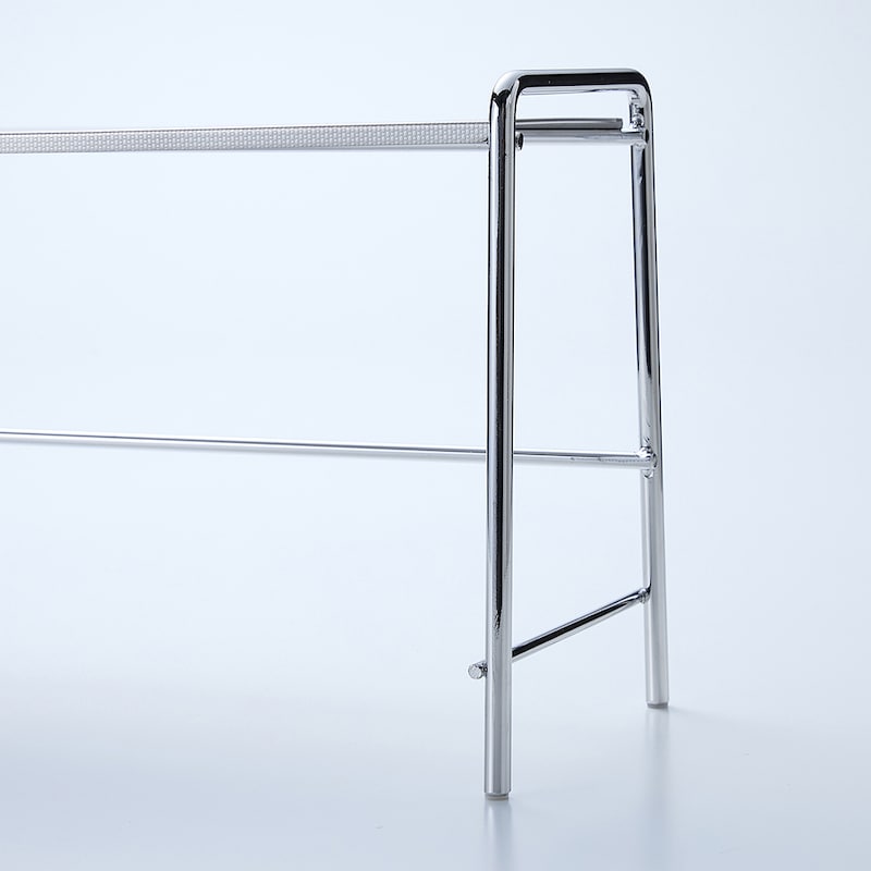 脚部アップ：スチール製の脚にメッキ加工を施した、シンプルですっきりとしたデザイン