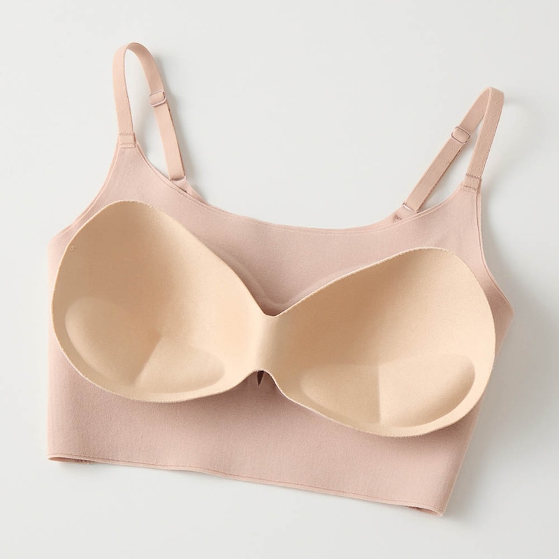 オリジナルの一体型モールドカップは乳間が狭く高さがあり、自然できれいなバストラインに