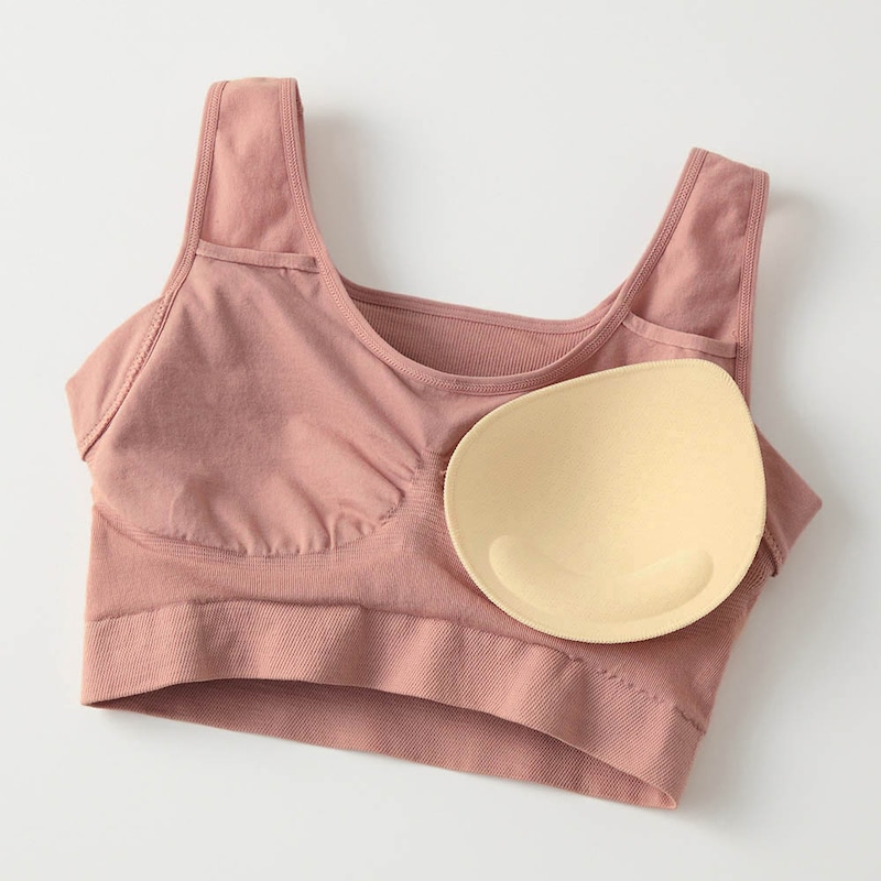 下厚涙型パッドでバストを下から支えて自然な丸みをキープ