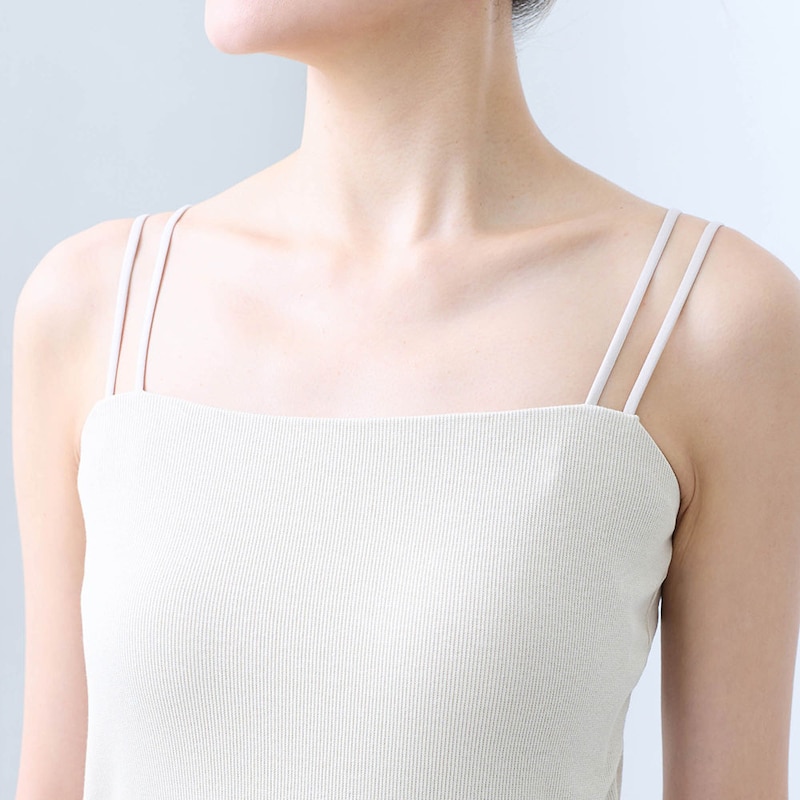 胸元は高めの設計