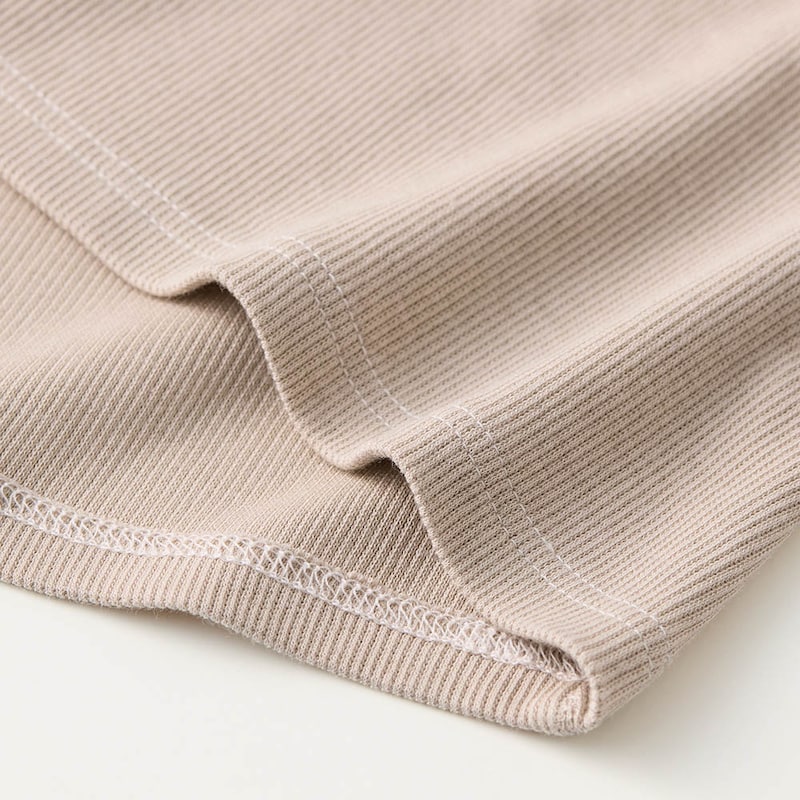 身生地はストレッチ性に富んだ綿混素材を使用