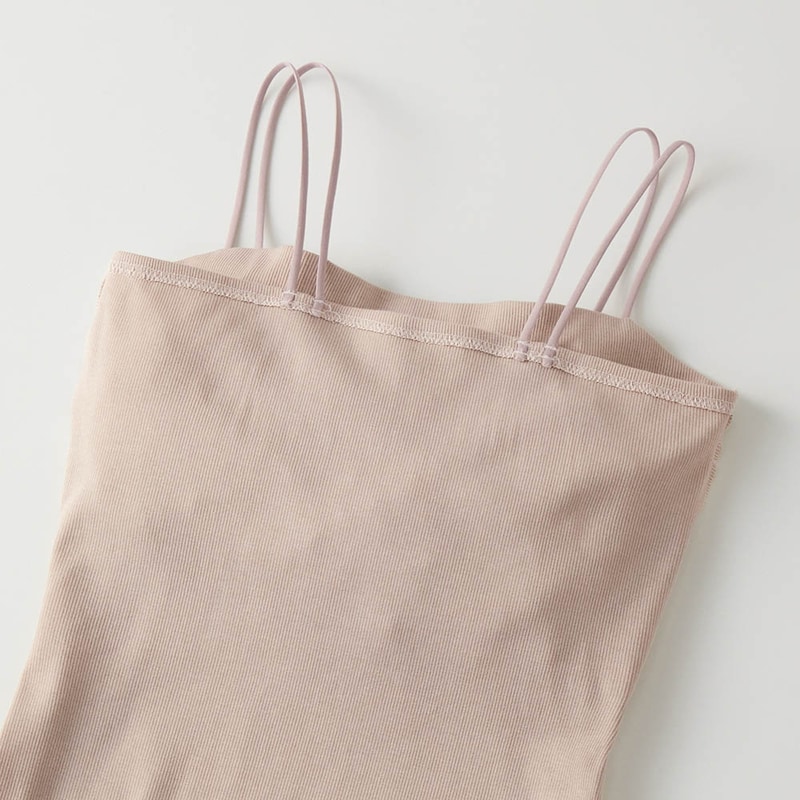 ゴムによる段差がないから、後ろ姿もすっきりきれいに（肌側）