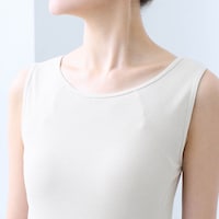 大人女性の体型に配慮して、襟ぐりや脇ぐりはあきすぎずほどよいカバー感。