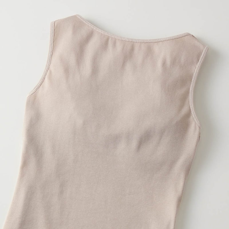 ゴムによる段差がないから、後ろ姿もすっきりきれいに（肌側）