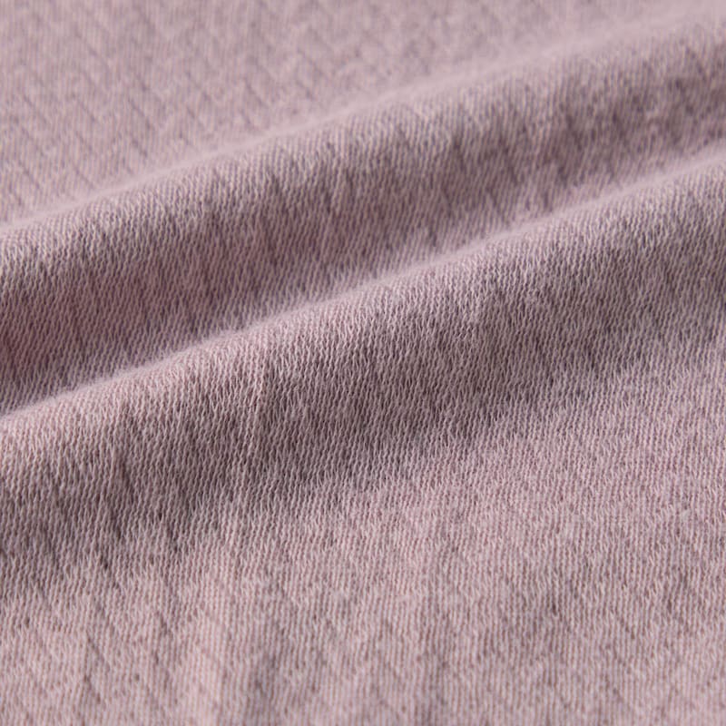 ふわふわに空気を含ませて編み上げた綿98%の日本製