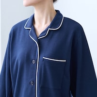 世代を問わず着用しやすい前開きデザイン