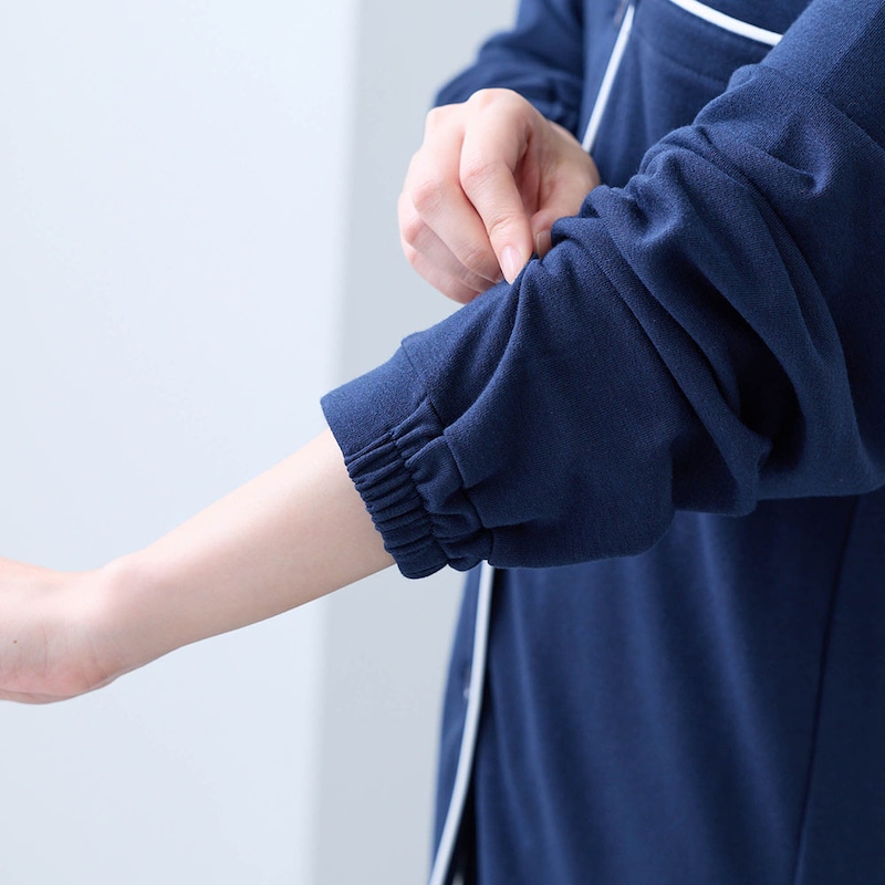 袖・裾口のうしろ半分はゴム入りでずり上がりにくく冷えにくい