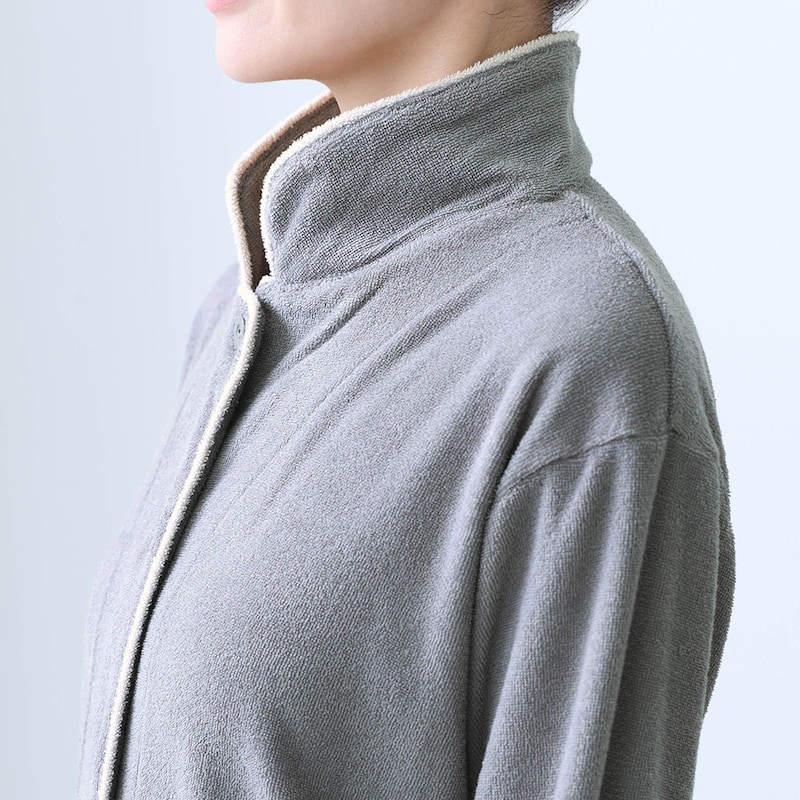 立てることで首の汗にも対応できるミニ襟