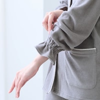 裾・袖にゴム入りで、寝ている間のずり上がりをカバー