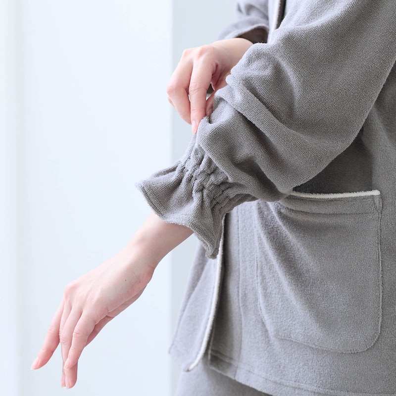 裾・袖にゴム入りで、寝ている間のずり上がりをカバー